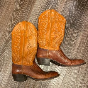 Gorgeous Vintage Justin Leather Boots! Let’s go girls 🎶🎶